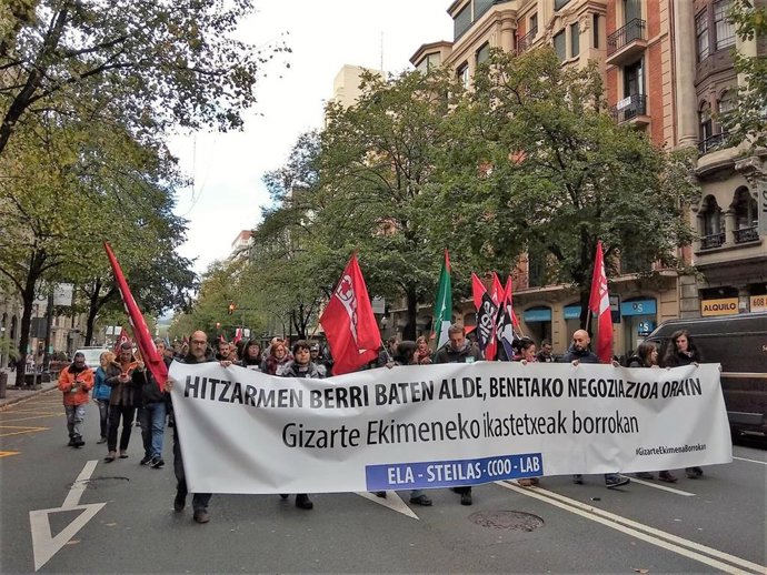 Imagen de trabajadores de  Enseñanza Concertada recorriendo Bilbao en manifestación en una nueva jornada de huelga