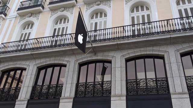 Logotipo de Apple en el exterior de la tienda Apple Puerta del Sol en Madrid.