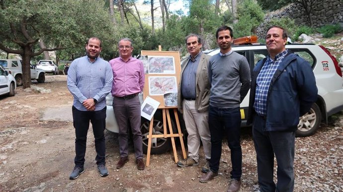 El conseller de Medio Ambiente i Territorio del Govern, Miquel Mir, y el director gerente del Ibanat, Joan Ramon, han visitado este jueves las obras de emergencia que la empresa pública Tragsa ha comenzado a ejecutar en dichos caminos.