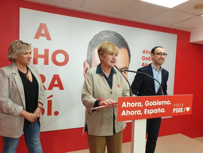 Isaura Leal junto a los candidatos socialistas Elena Diego y David Serrada.