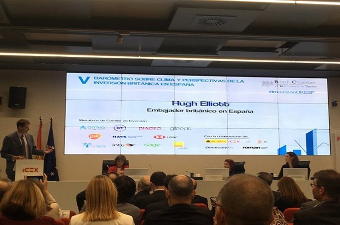 El embajador británico en España y Andorra, Hugh Elliot, interviene en la presentación del V Barómetro sobre clima y perspectivas de la inversión británica en España, en la sede de ICEX, Madrid.