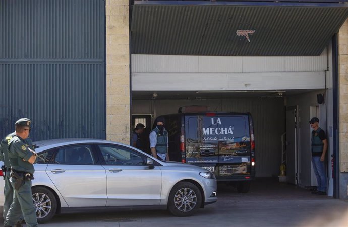 La guardia civil precinta la nave de Magrudis tras el registro.