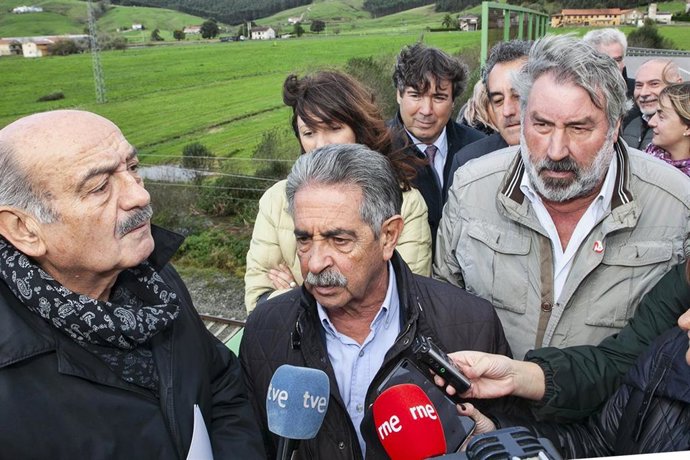 El secretario general del PRC y presidente de Cantabria, Miguel Ángel Revilla, junto a los candidatos y cargos del partido, visita los terrenos donde se ubicará el futuro centro logístico de La Pasiega