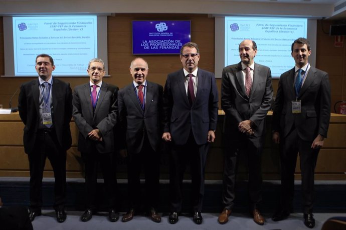 V Panel de Seguimiento Financiero de la Economía Española organizado por el Instituto Español de Analistas Financieros y la fundación de Estudios Financieros (IEAF-FEF) en la Bolsa de Madrid.