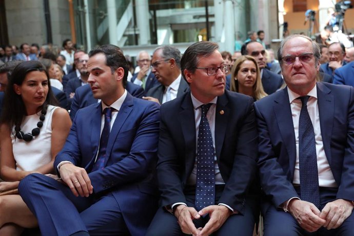 (I-D) La portavoz de VOX en la Asamblea de Madrid, Ricío Monasterio, el portavoz de Ciudadanos en la Asamblea de Madrid, Ignacio Aguado, el portavoz adjunto del PP, Alfonso Serrano Sánchez-Capuchino y el portavoz del PSOE en la Asamblea de Madrid, Ángel