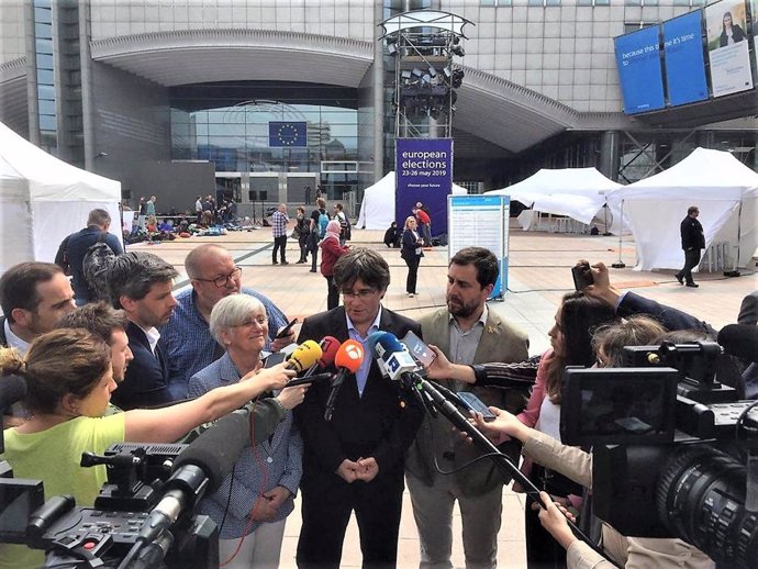 Clara Ponsatí, Carles Puigdemont i Toni Comín (JxCat) davant el Parlament Europeu el dia dels eleccions europees 2019 (Arxiu)