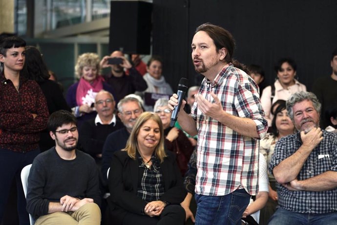 Imagen del secretario general de Podemos Euskadi, Lander MartíneZ, siguiendo la intervención del candidato de Unidas Podemos a la presidencia del Gobierno central, Pablo Iglesias, durante un mitin en Bilbao (a 7 de octubre de 2019)