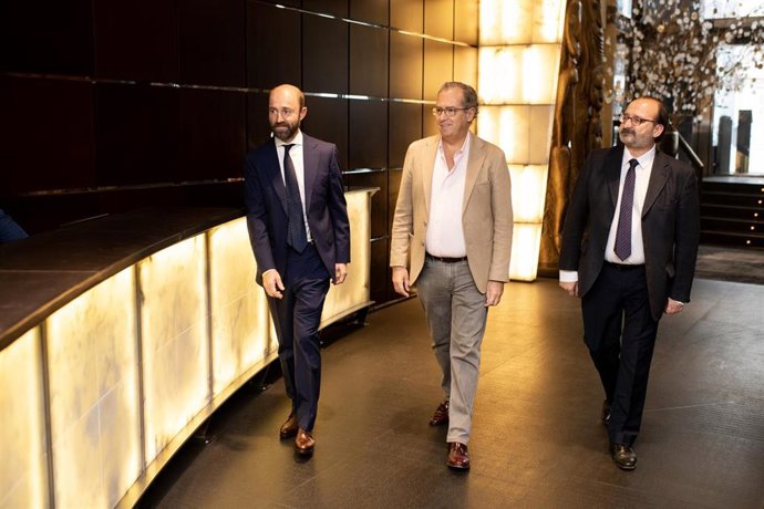 El consejero de Educación y Juventud de la Comunidad de Madrid, Enrique Ossorio (en el centro)