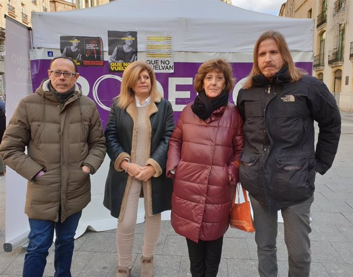 Pablo Fernández, (1D) junto a los candidatos de Podemos por Salamanca.