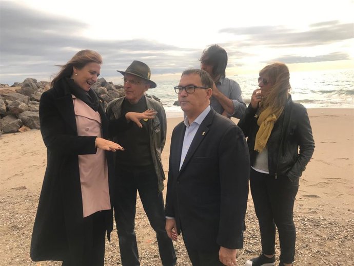 La cabeza de lista de JxCat en el Congreso, L.Borrs, con los candidatos J.Alonso-Cuevillas, F.De Dalmases y la diputada en el Parlament, G.Freixa, en la Platja del Remolar.