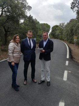 Palomares (dcha.) visita las obras realizadas en la CO-3314