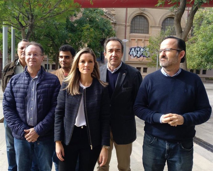La número dos de Cs al Congreso por Baleares, Patricia Guasp (centro), junto a miembros de la formación naranja.