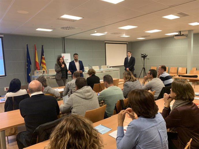 Reunión del proyecto Desarrollo estratégico del clúster hábitat en Baleares en la que han participado el director general de Política Industrial , Antoni Morro, la directora general de Innovación, Nuria Riera, y la gerente del IDI Mariona Luis.