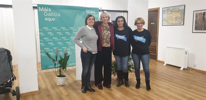La candidata de Más País al Congreso por A Coruña, Carolina Bescansa, junto representantes del colectivo 'Enfermeiras en Loita' en Santiago