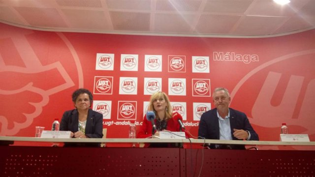 La secretaria de Políticas Sociales y Seguridad Social de UGT-A, Soledad Ruiz; la secretaria general de UGT-A, Carmen Castilla, y el secretario general de UGT Málaga, Ramón Sánchez, en rueda de prensa.