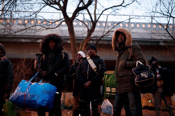 Migrantes durante un desalojo en París