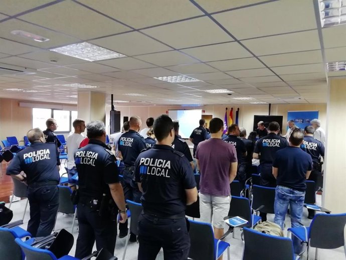 Agentes de la Policía Local de Mallorca que asisten a un curso sobre atención a víctimas de violencia machista.