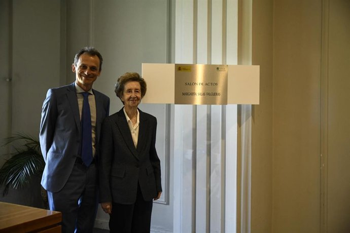 El ministro de Ciencia, Innovación y Universidades en funciones, Pedro Duque y la bioquímica y ganadora del Premio Inventor Europeo 2019, Margarita Salas