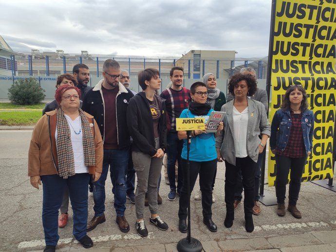 Marta Rosique y Maria Dantas junto a dirigentes y miembros de ERC ante el CIE de la Zona Franca de Barcelona.