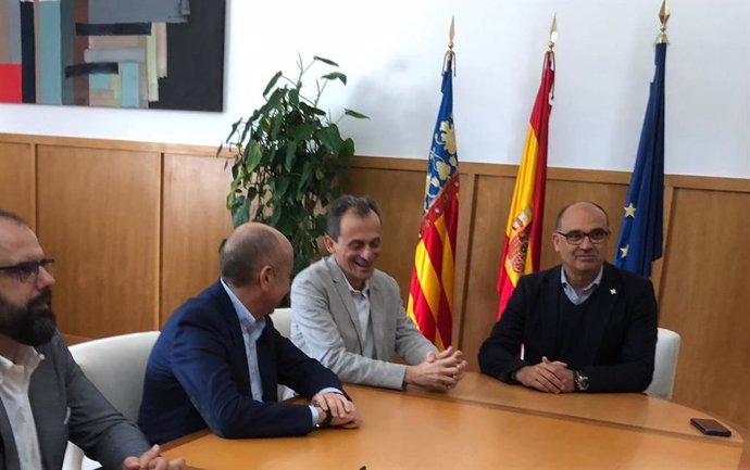 Pedro Duque, junto al recto Manuel Palomar en la UA.