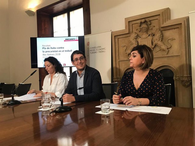 El conseller de Model Econòmic, Turisme i Treball, Iago Negueruela, juntament amb la directora general de Treball i Salut Laboral, Virginia Abraham, i la direcora territorial d'Inspecció  i Seguretat Socal, Yolanda Robledo, en roda de premsa