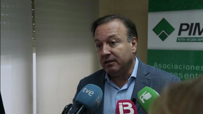 El candidato de Cs Baleares al Congreso, Joan  Mesquida, atendiendo a los medios en Ibiza