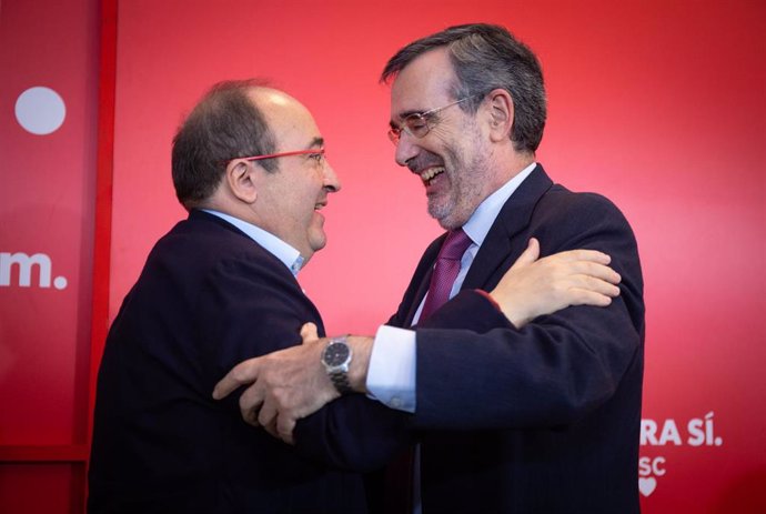 El secretario general del PSC, Miquel Iceta (i) y el candidato del PSC al Senado por Barcelona, Manuel Cruz (d) se abrazan en la presentación del manifiesto 'Ara Senat, Ara Dileg' en el Hotel Catalonia Ramblas, en Barcelona (España).  