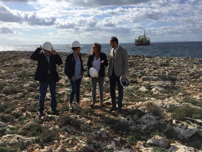 Autoridades en el inicio de las obras del tendido para el cable submarino entre Menorca y Mallorca