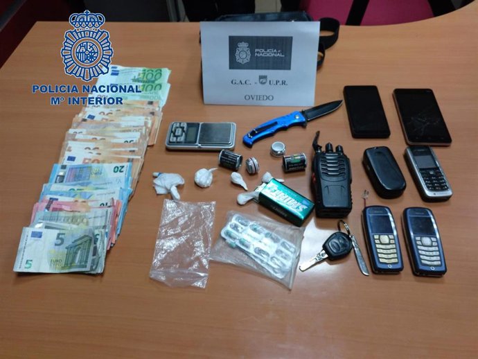 Material incautado en una detención de un hombre en Oviedo por tráfico de droga.