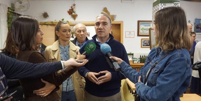 El presidente del PP de Málaga, Elías Bendodo, y la coordinadora para las elecciones en la capital, Elisa Pérez de Siles, atienden a los medios.