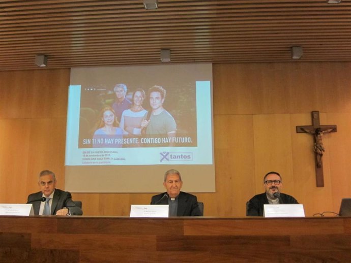 El ecónomo de la Archidiócesis de Zaragoza, Jaime Sanaú, el vicario general, Manuel Almor, y el director de Comunicación, José Antonio Calvo.