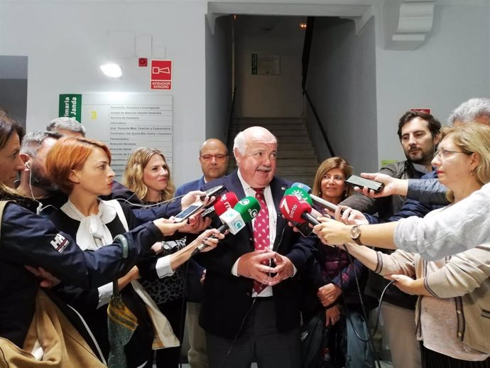 Jesús Aguirre, consejero de Sanidad, atiende a la prensa en Cádiz