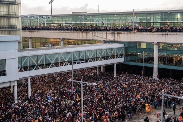 Una multitud se concentra en el Aeropuerto de Barcelona-El Prat, en protesta por la sentencia del Tribunal Supremo sobre el juicio del 'procés', en Barcelona (España), a 14 de octubre de 2019.