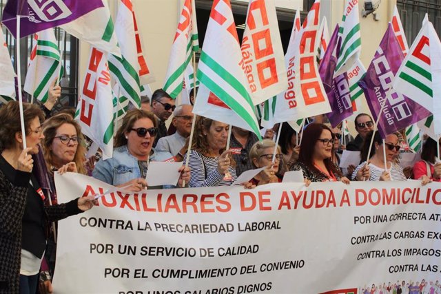 Concentración en Málaga por el bloque del convenio estatal de la dependencia