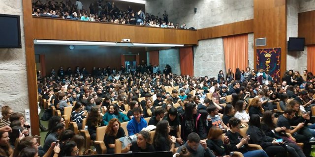 Asamblea de alumnos de Medicina en Santiago