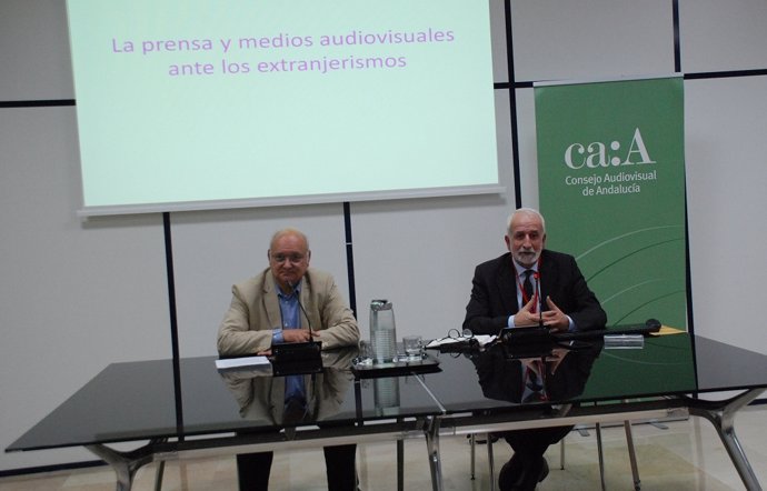 El presidente del Consejo Audiovisual de Andalucía, Antonio Checa, el lingüista y académico Salvador Gutiérrez, este jueves en una conferencia en la sede de este organismo.