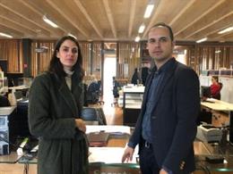 Los concejales de Más Madrid Rita Maestre y José Manuel Calvo registrando una petición en el COAM para que investigue las actuaciones de Rocío Monasterio.