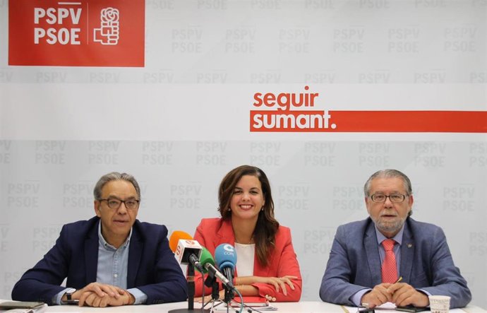 El portavoz del PSPV en Les Corts, Manolo Mata; la portavoz socialista en el Ayuntamiento de Valncia y vicealcaldesa, Sandra Gómez, y el concejal de Hacienda, Ramón Vilar, en la rueda de prensa.