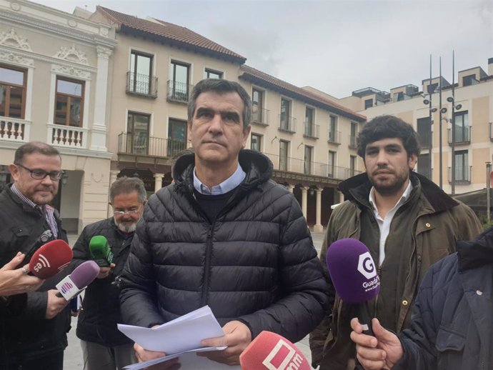 El candidato del PP al Senado por Guadalajara, Antonio Román, atiende a los medios