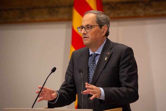 El presidente de la Generalitat Quim Torra dirigiéndose a los firmantes de la declaración conjunta sobre la situación política en Barcelona (Cataluña), a 25 de octubre de 2019.