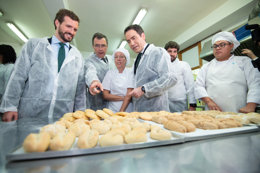 Pablo Casado en su visita a la Escuela de Hosteler