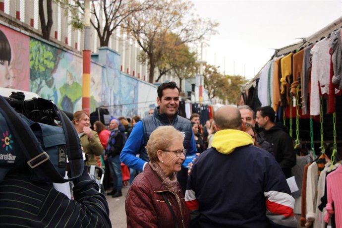 Juan Diego Requena participa en un reparto electoral en el mercadillo.