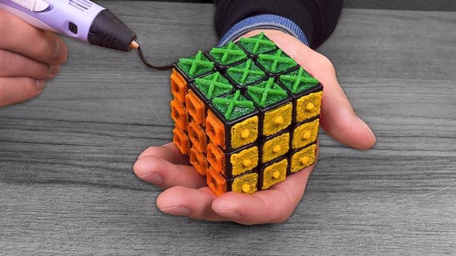 Este hombre fabrica un Cubo de Rubik para personas ciegas con un bolígrafo 3D