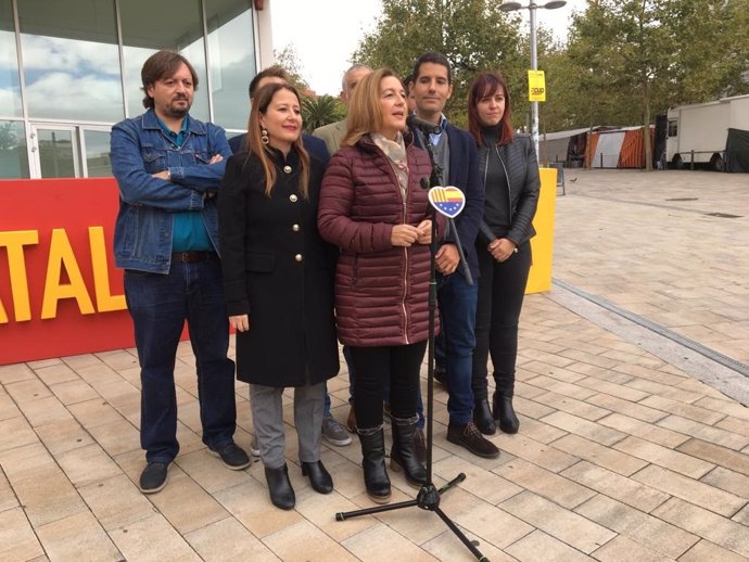 La candidata de Cs al Congreso Carina Mejías durante la atención a los medios este jueves en Santa Coloma de Gramenet (Barcelona), acompañada de Sonia Sierra y Nacho Martín Blanco.