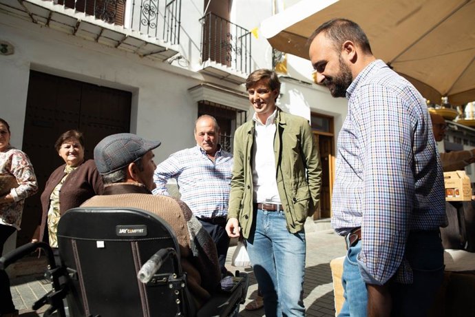 Los candidatos del PP por Málaga al Congreso Pablo Montesinos y Mario Cortés en un recorrido en campaña electoral