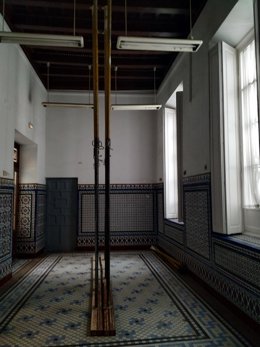 Sala apuntalada del edificio público de la calle Pajaritos en Sevilla