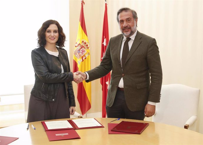 La presidenta de la Comunidad de Madrid, Isabel Díaz Ayuso, firma un acuerdo con el presidente de la Cámara de Comercio, Ángel Asensio, para coordinar actuaciones en los municipios.