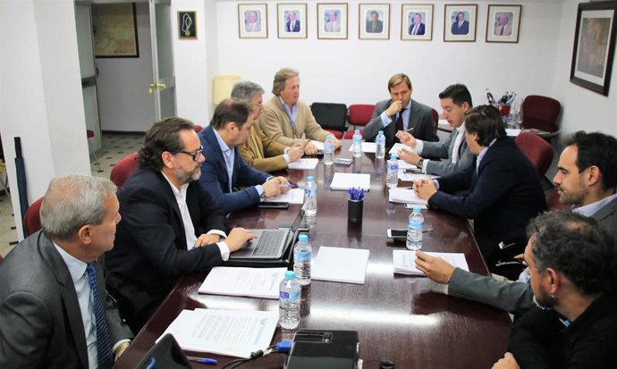 Repullo (al fondo), en el encuentro con la Federación de Empresarios de Hostelería