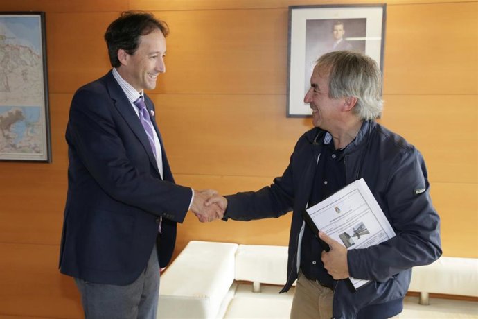 El consejero de Obras Públicas, Ordenación del Territorio y Urbanismo, José Luis Gochicoa, se reúne con el alcalde de Potes, Javier Gómez