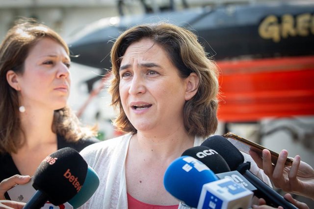La alcaldesa de Barcelona, Ada Colau, ofrece declaraciones a los medios de comunicación en Moll d'Espanya-Maremàgnum, donde está atracado el Rainbow Warrior.